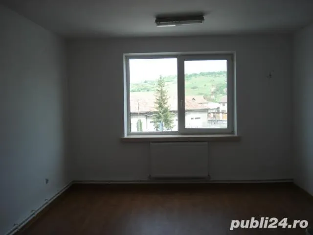 Inchiriez spatiu birouri, atelier/magazie.