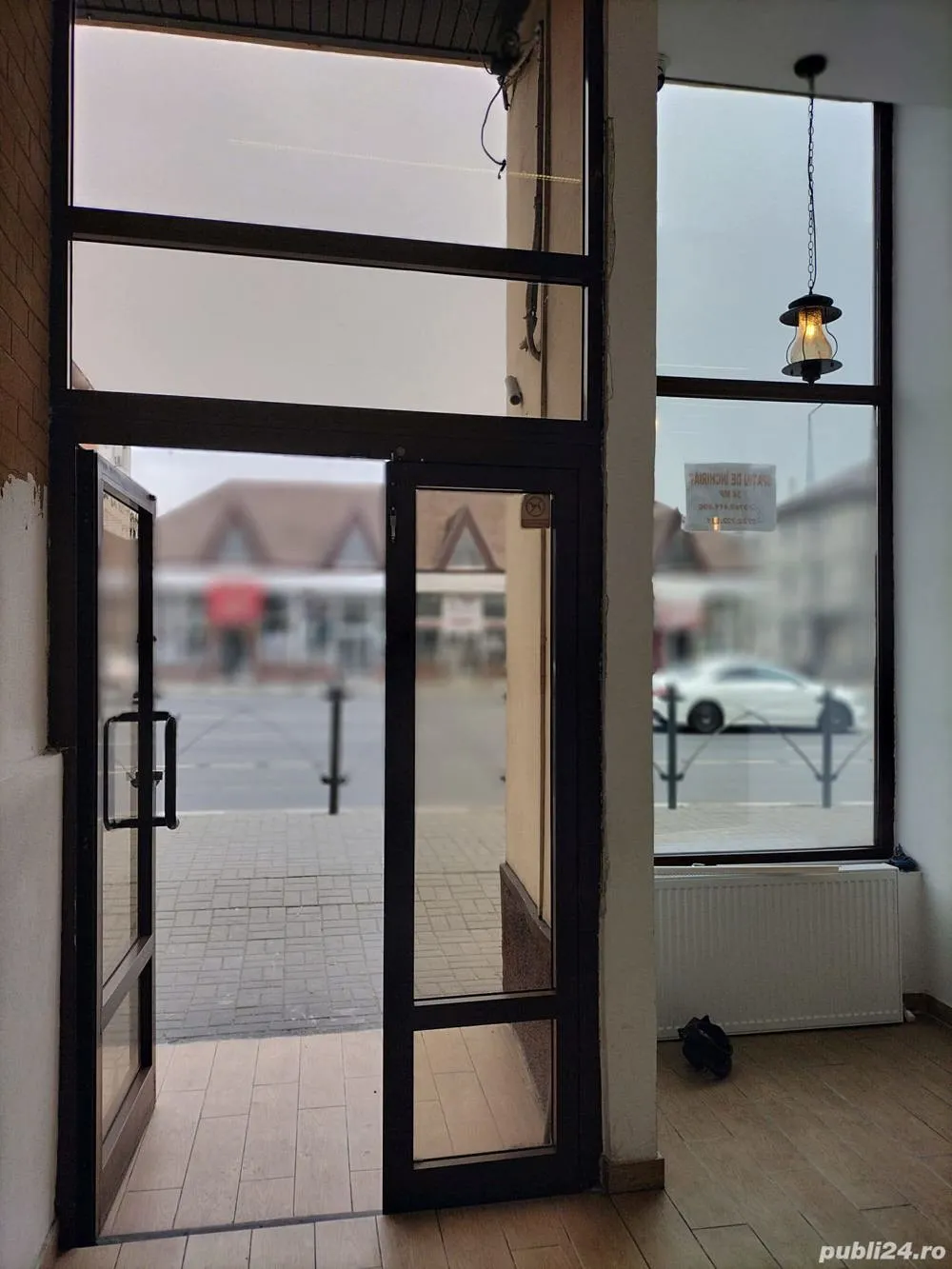 De inchiriat spatiu comercial central, 100mp (Geamuri Late)
