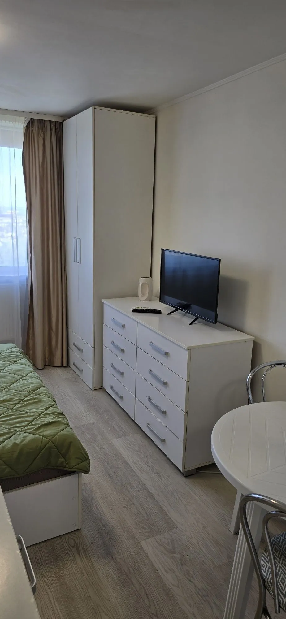 Garsoniera zona Far mobilat utilat cu vedere la mare si port