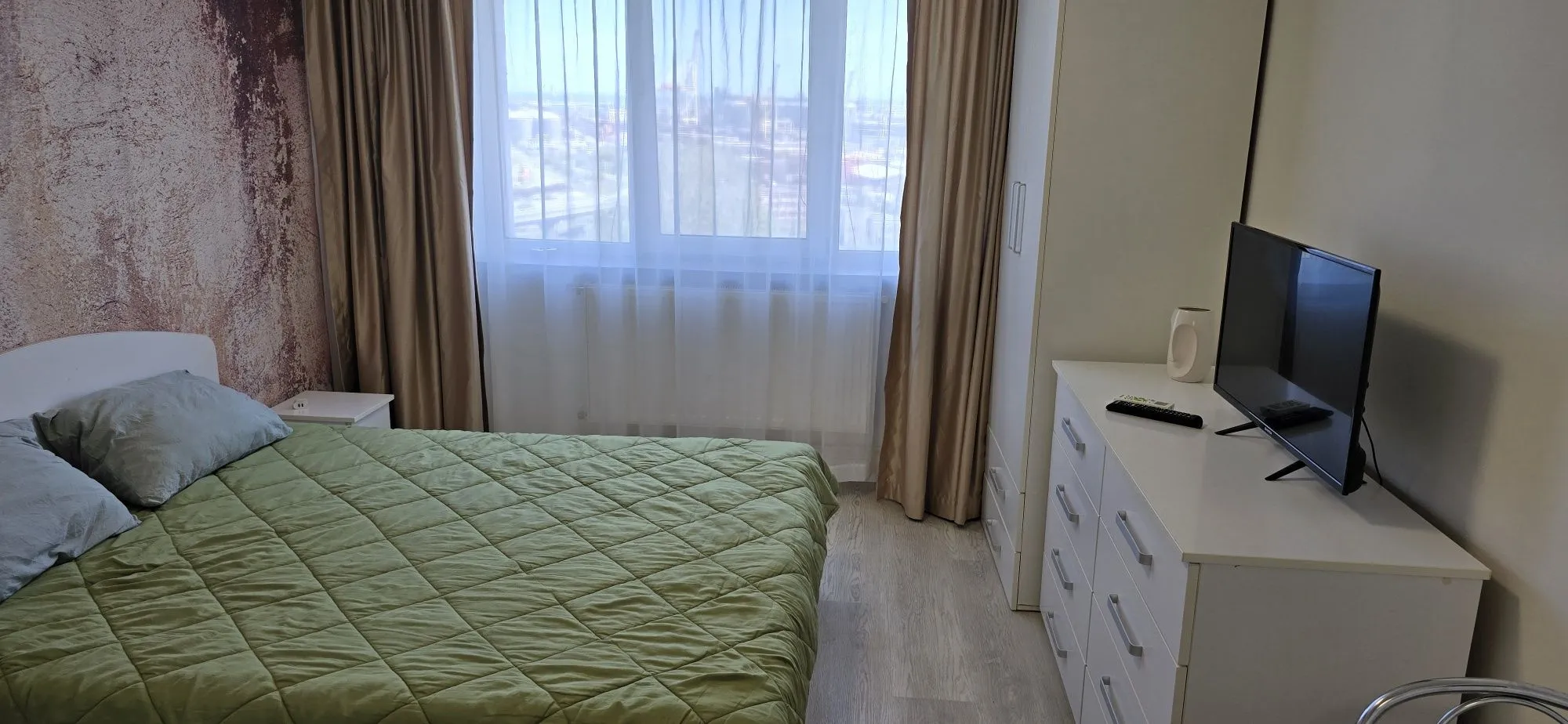 Garsoniera zona Far mobilat utilat cu vedere la mare si port