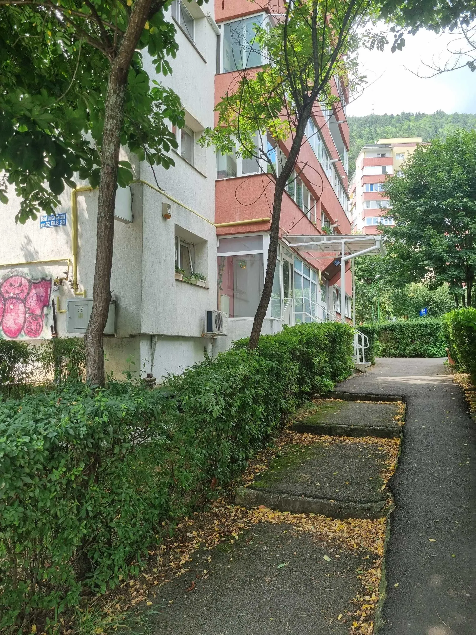 Inchiriez Spatiu comercial 60 mp, Bdul Valea Cetatii nr. 32 in statie