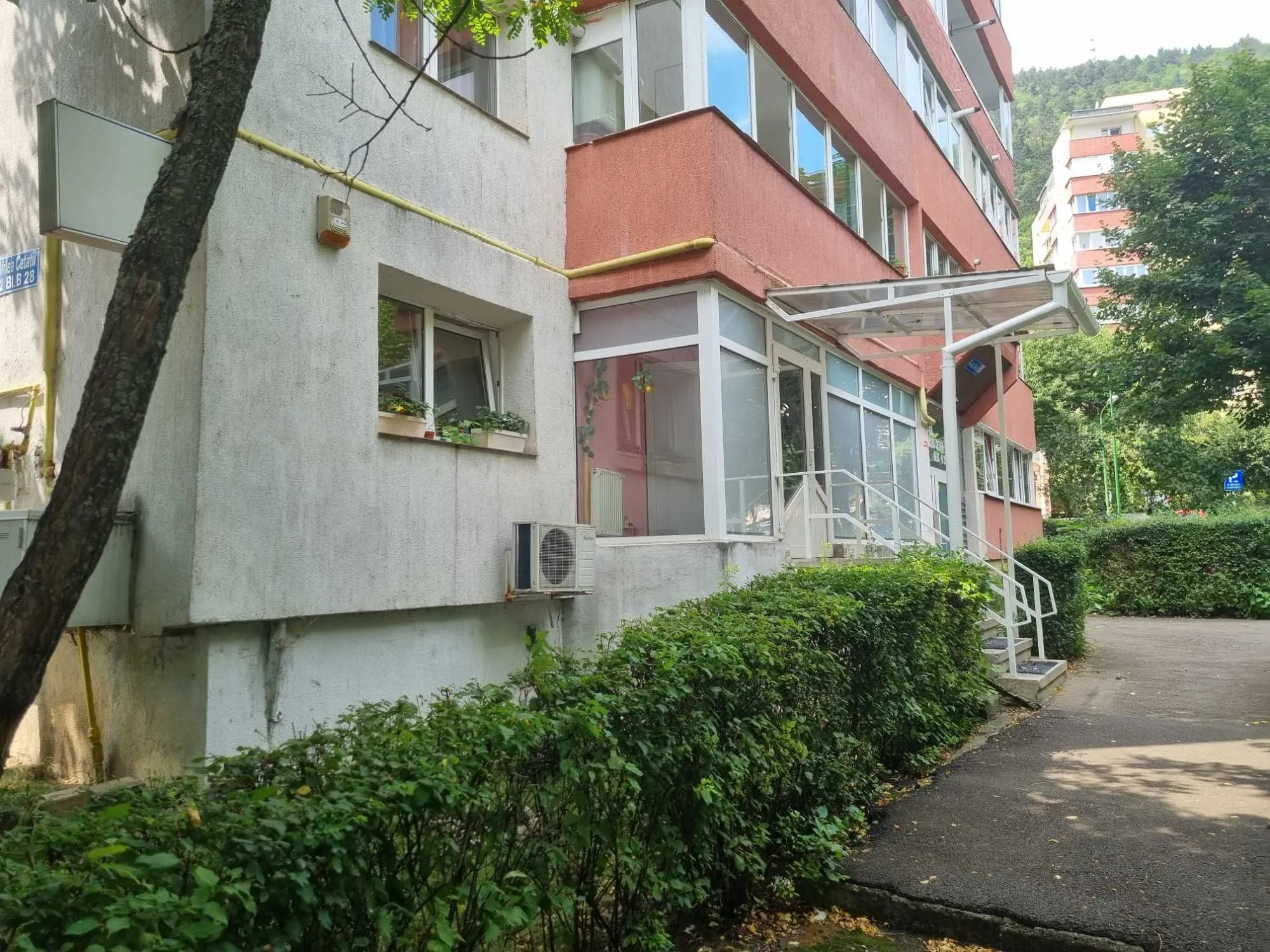 Inchiriez Spatiu comercial 60 mp, Bdul Valea Cetatii nr. 32 in statie