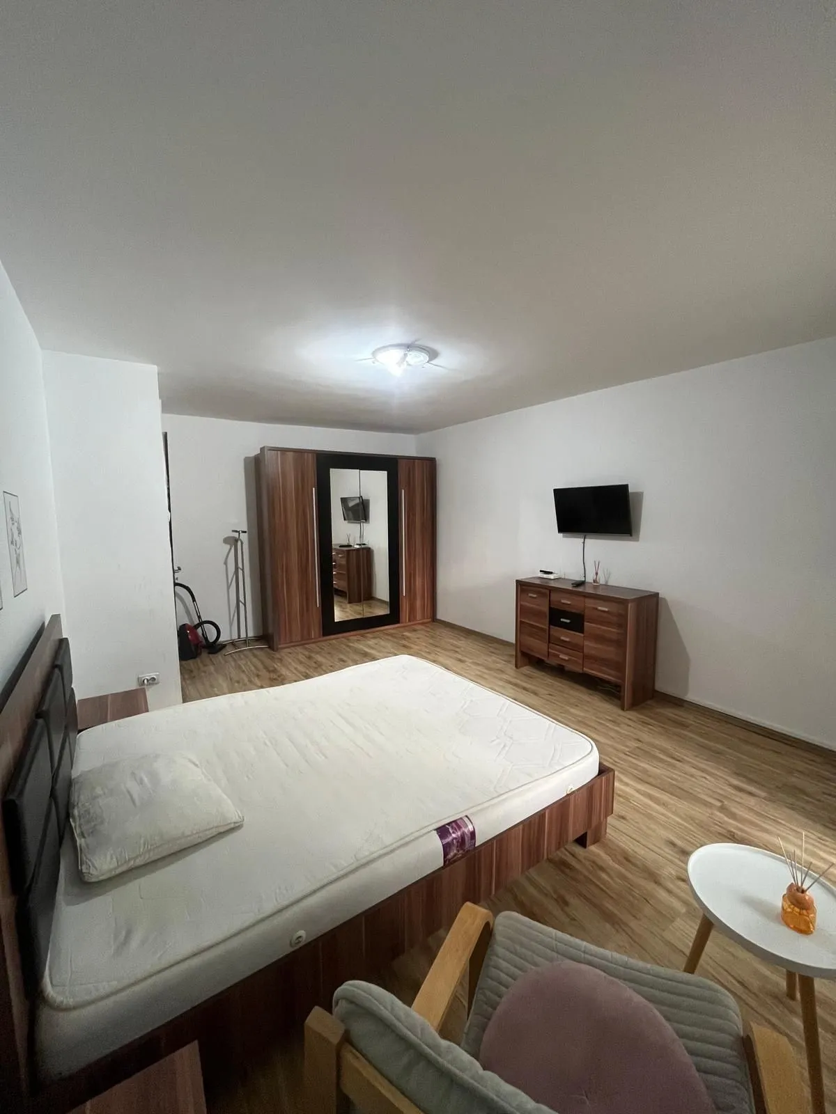 Proprietar inchiriez garsoniera spatioasa cu vedere libera Casa de Pensii Vitan