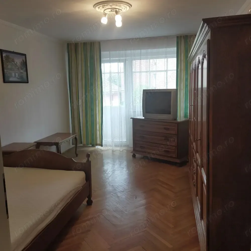Inchiriez apartament cu 3 camere, zona Centru, in Alba Iulia
