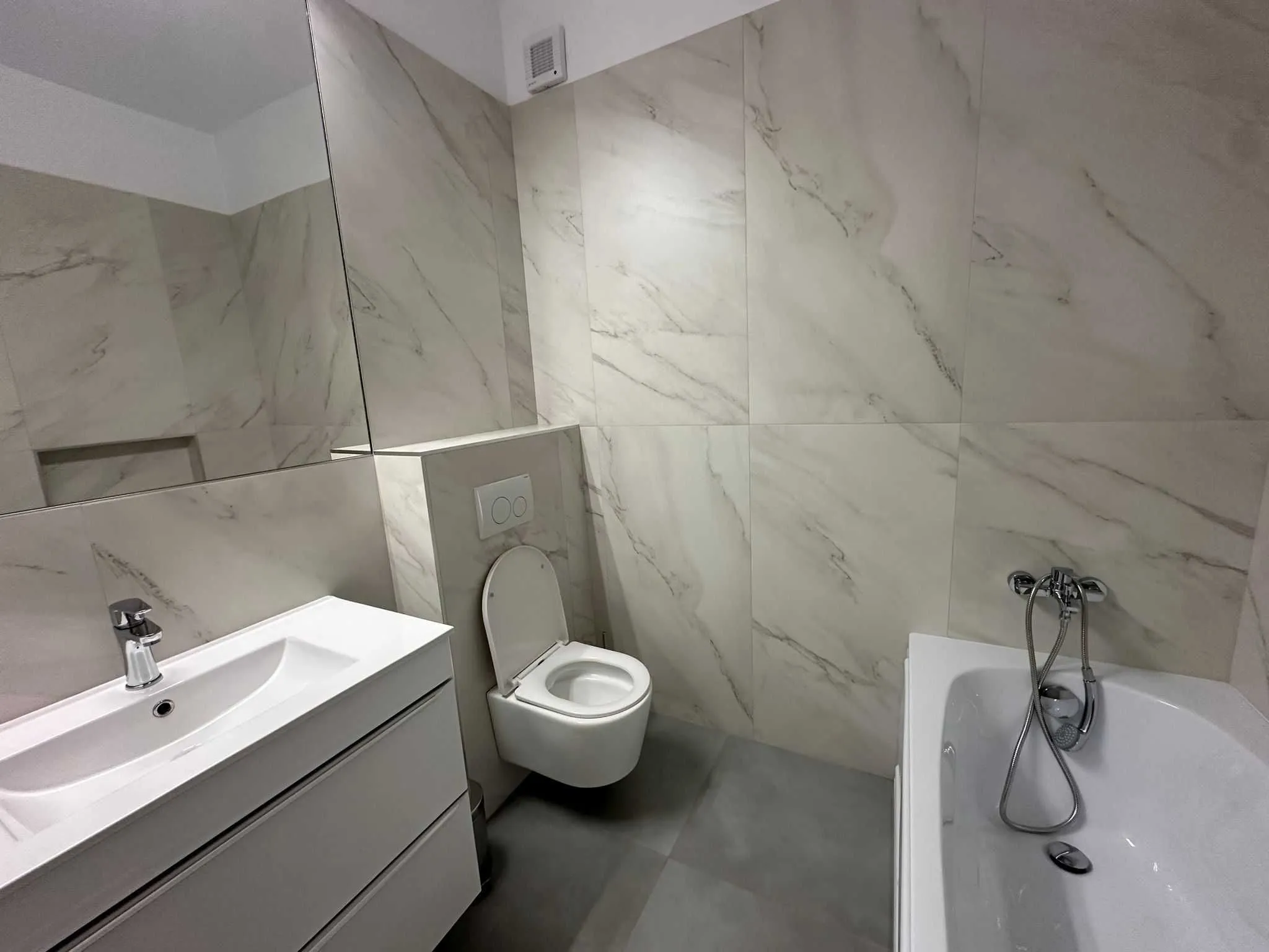 Apartament cu 3 camere si terasa de inchiriat Cartier Buna Ziua