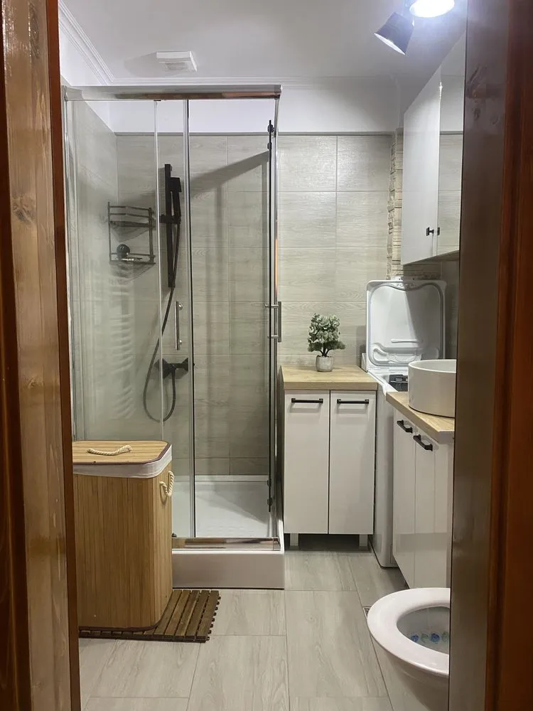 Inchiriez apartament, Cetate