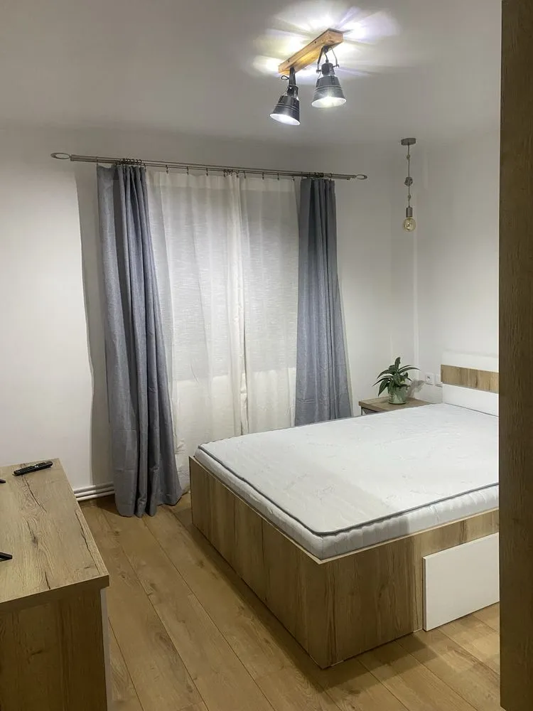 Inchiriez apartament, Cetate