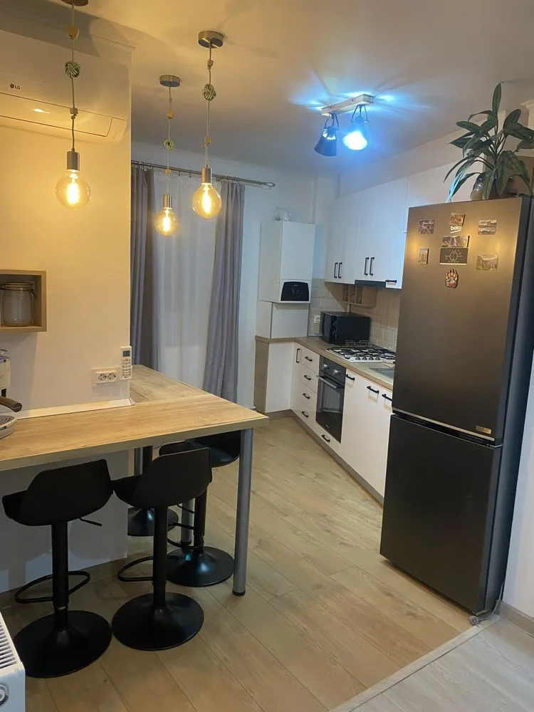 Inchiriez apartament, Cetate