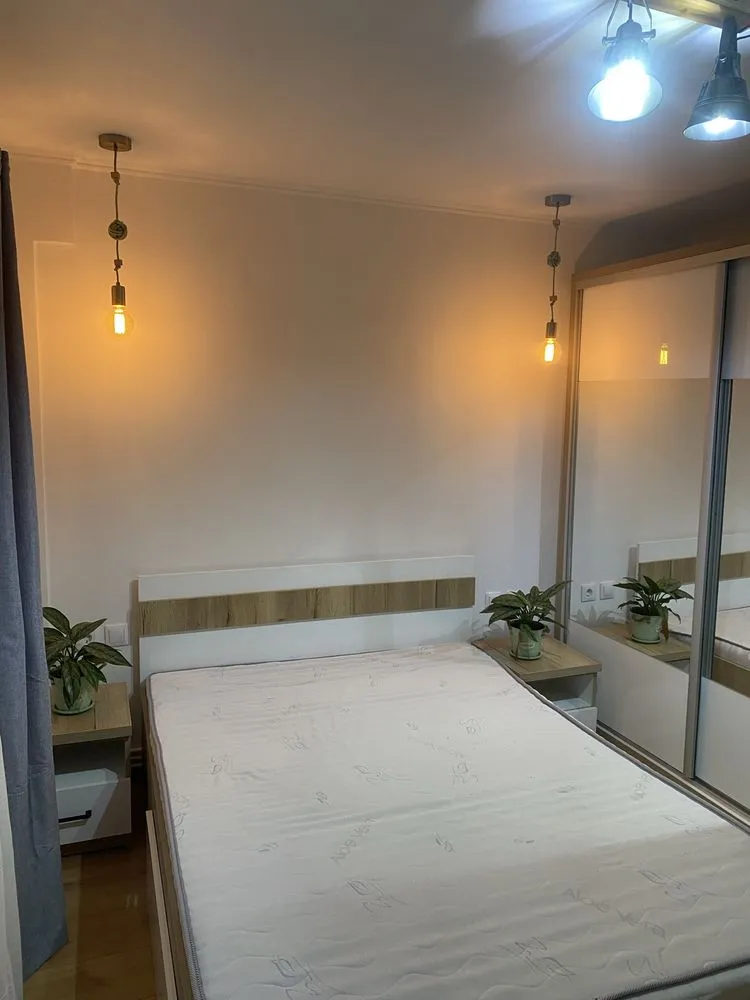 Inchiriez apartament, Cetate