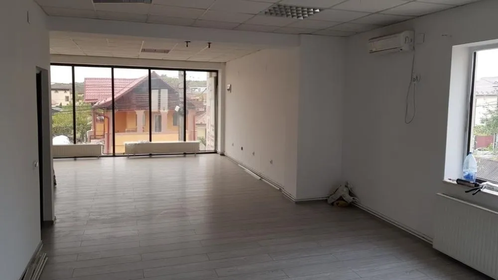 Vand spatiu comercial P+1E (160mp. )